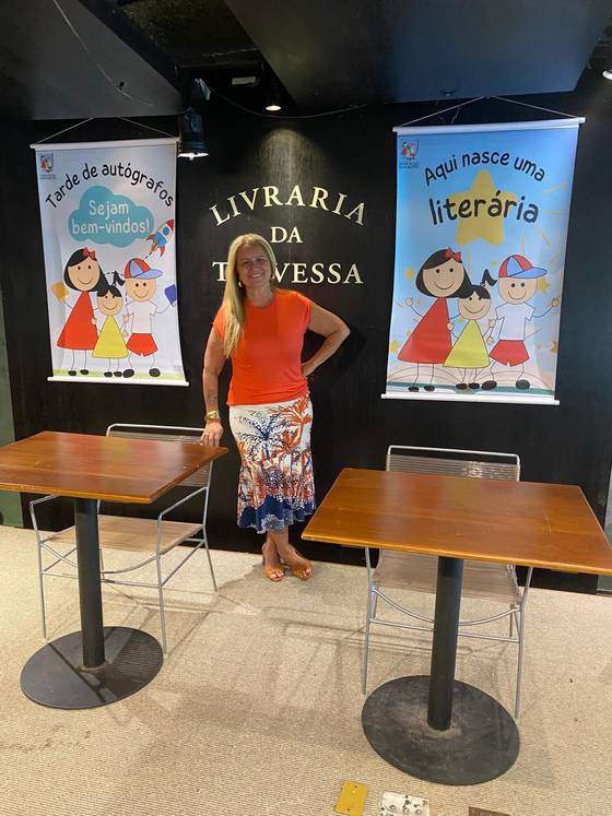Banners da Tarde de Autógrafos da Creche Escola Santa Beatriz montados na livraria