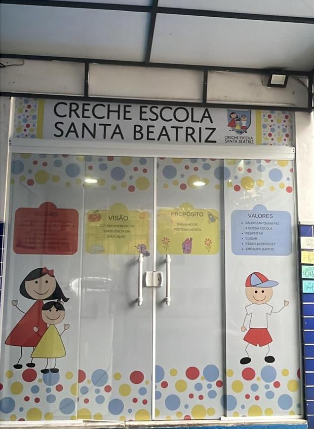 Entrada da Creche Escola Santa Beatriz, com missão, visão, propósito e valores nas portas