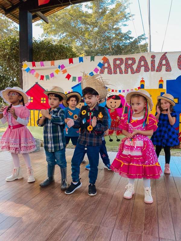 Crianças da Creche Escola Santa Beatriz apresentando a dança da Festa Junina, vestidas com roupas típicas