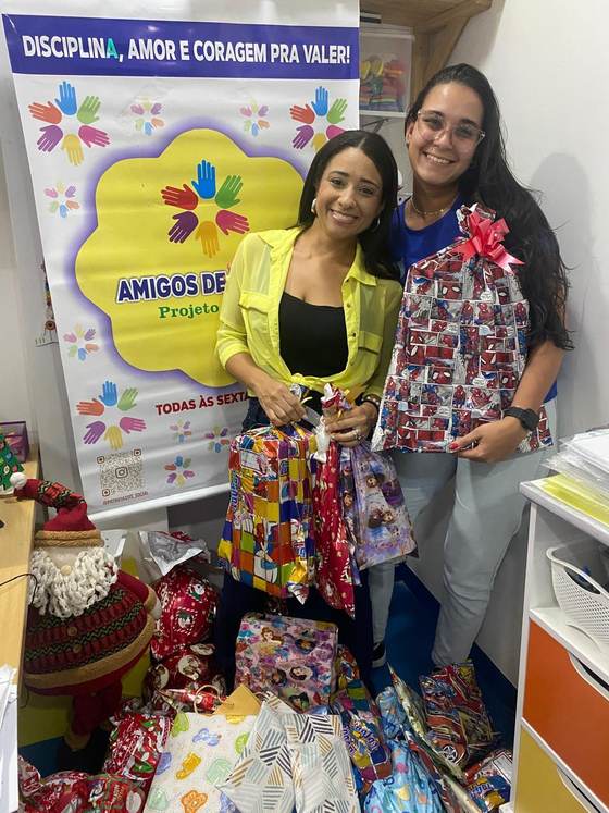 Presentes arrecadados no Natal Solidário da Creche Escola Santa Beatriz, com as responsáveis pela ação